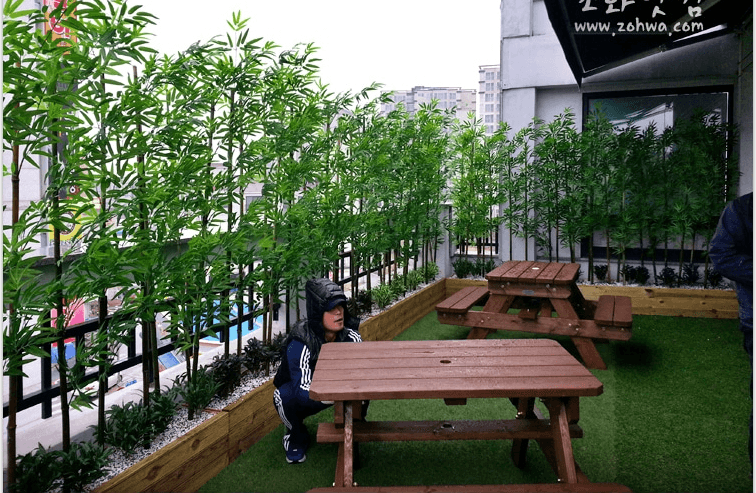 인천 계양구 헬로방방 — 대나무로 나눈 야외 테이블 자리