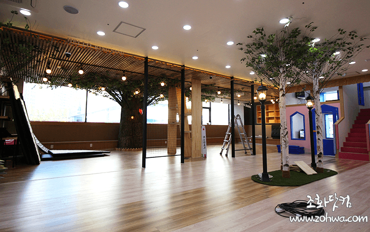 용인 헬로방방 키즈카페 기흥점 — 숲속 놀이터로 꾸민 매장 전경