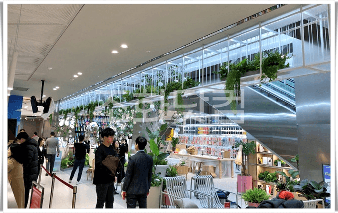 서울 롯데하이마트 잠실점 영업 공간을 유지한 채 더한 매장 통로 초록