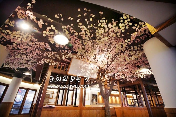 구리 이찌방 이자카야 — 벚꽃으로 완성한 일본식 입구