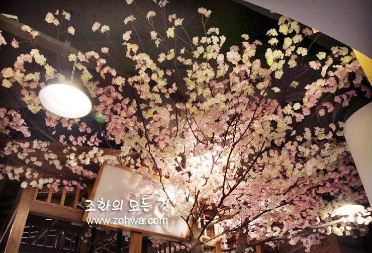 구리 이찌방 이자카야 — 조명 아래 밤벚꽃 천장