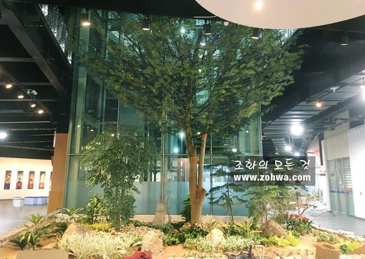 익산 전북 과학교육원 — 아트리움 중심의 대형 인조 올리브나무