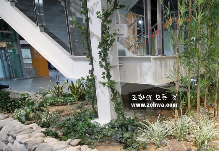 익산 전북 과학교육원 — 아이비 넝쿨을 감아 올린 실내 기둥