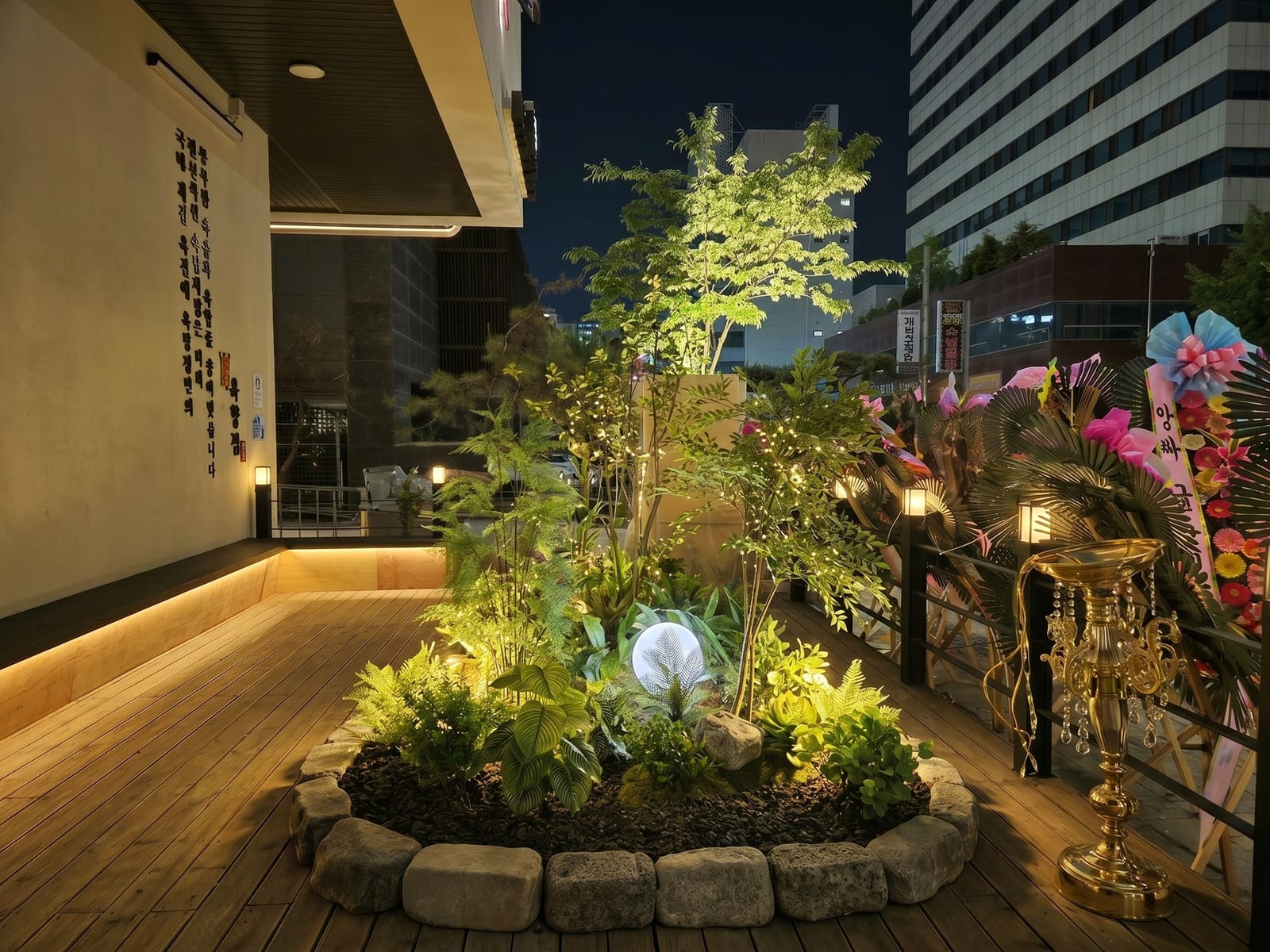 대전 육향정 — 밤, 입구와 실내가 한 톤으로 이어진 매장