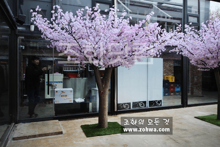 대구 제일창고 — 입구에 세운 인조 벚꽃나무