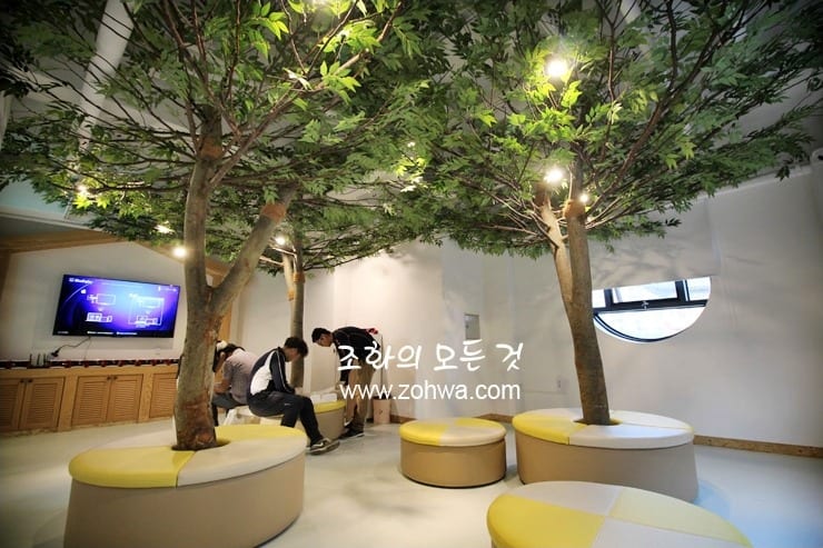 경남 진주 진주어린이환경박물관 — 아이들이 쉬는 나무 아래 벤치