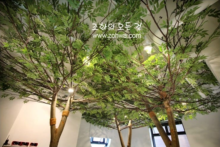 경남 진주 진주어린이환경박물관 — 천장을 덮은 큰 인조나무