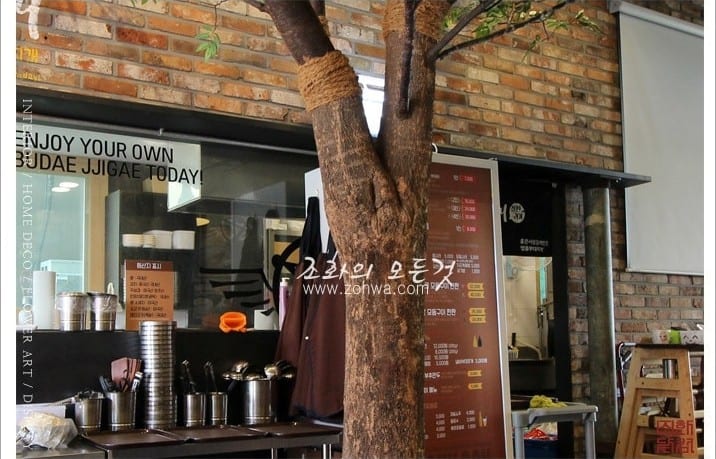 인천 존슨부대찌개 구월점 — 컨셉의 얼굴이 되는 기둥