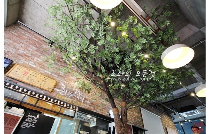 인천 존슨부대찌개 구월점 — 천장까지 이어지는 나무 높이