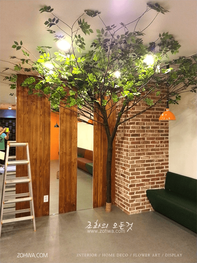 여의도 조PD 키친 — 기존 벽돌 벽에 더한 인조나무
