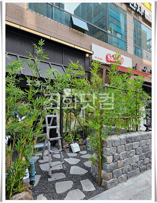 용인 주주1132 이자카야 간판 아래로 배치된 대나무와 화단