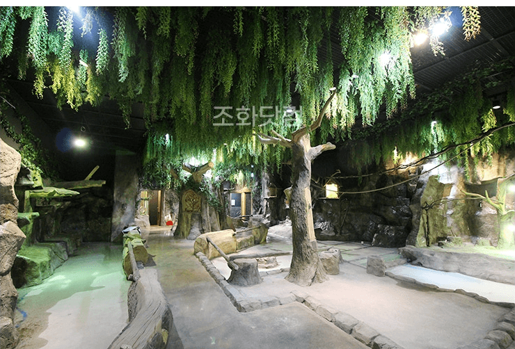 서울 주렁주렁 영등포점 — 늘어지는 길이까지 맞춘 천장 넝쿨
