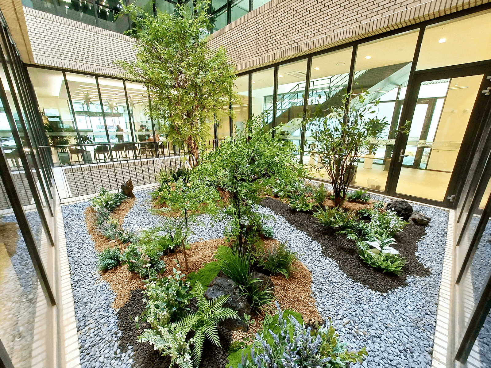 은평 KB골든라이프케어 — 중정 정원 전경