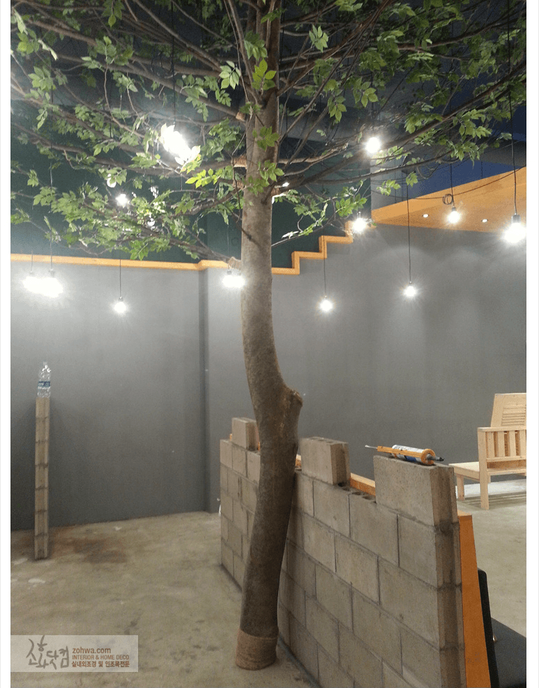 가양동 쿠오코 — 시멘트 블록 화단과 거친 목대