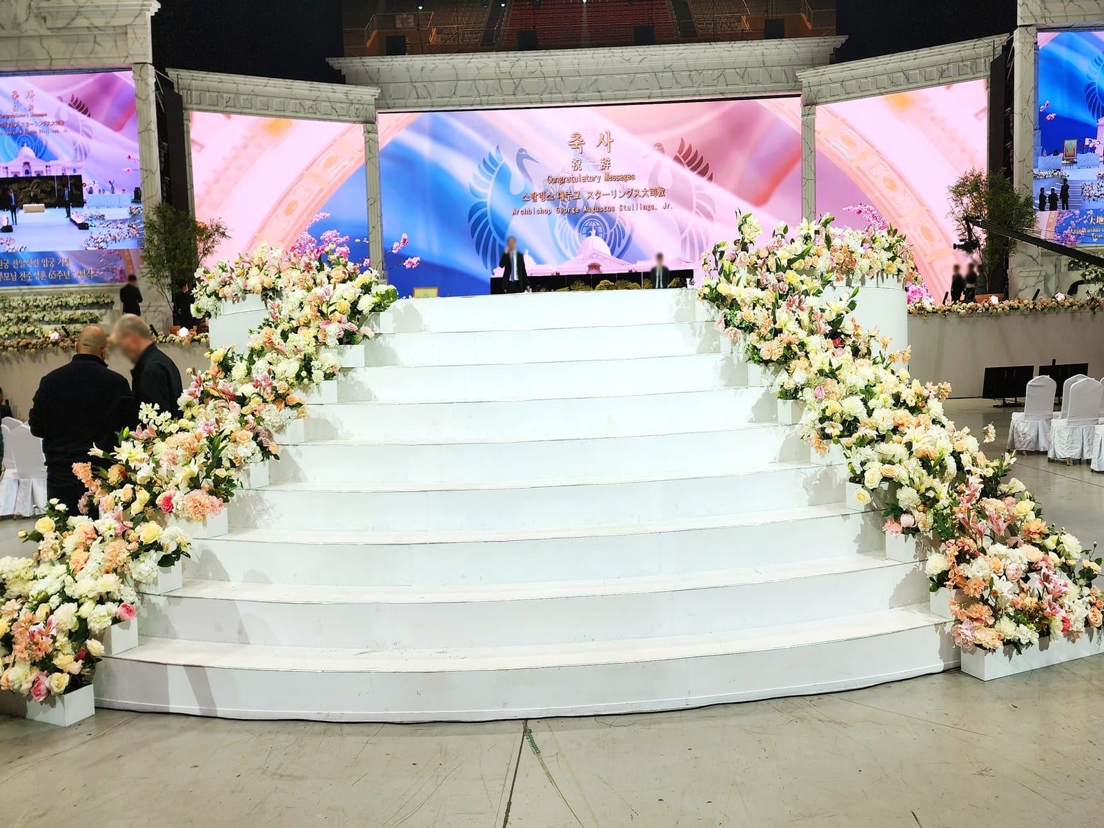 경기 가평 종교단체 행사장 — 흰 계단을 따라 풍성하게 이어진 파스텔 조화 꽃 장식 전경