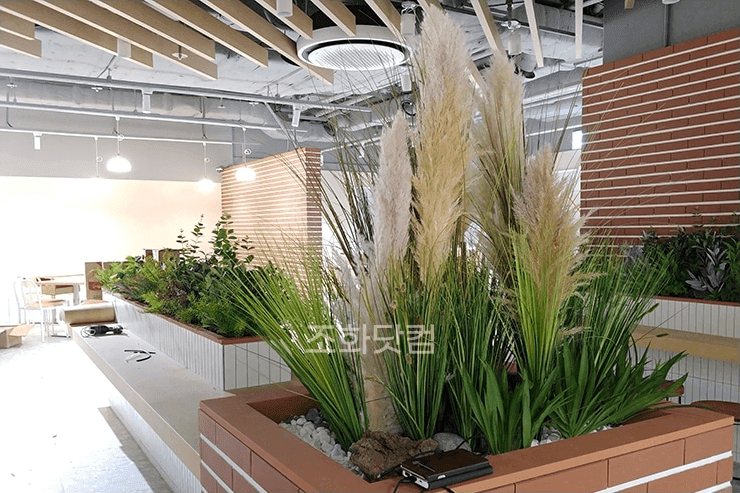 고양시 동국대 일산병원 — 넓은 식당가를 따라 길게 배치한 화단이 구역을 나눈 전경