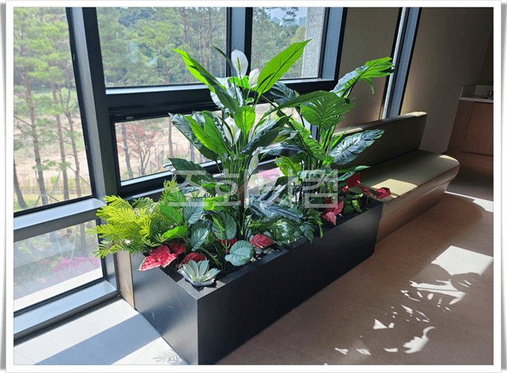 오산 롯데인재개발원 창가 자리에 맞게 제작된 플랜트박스