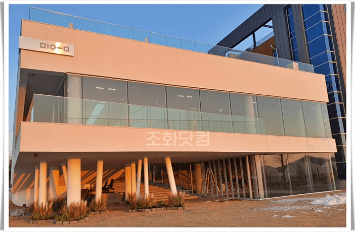 인천 영종도 카페 미음 — 조경을 갖춘 유리벽 신축 건물 전경