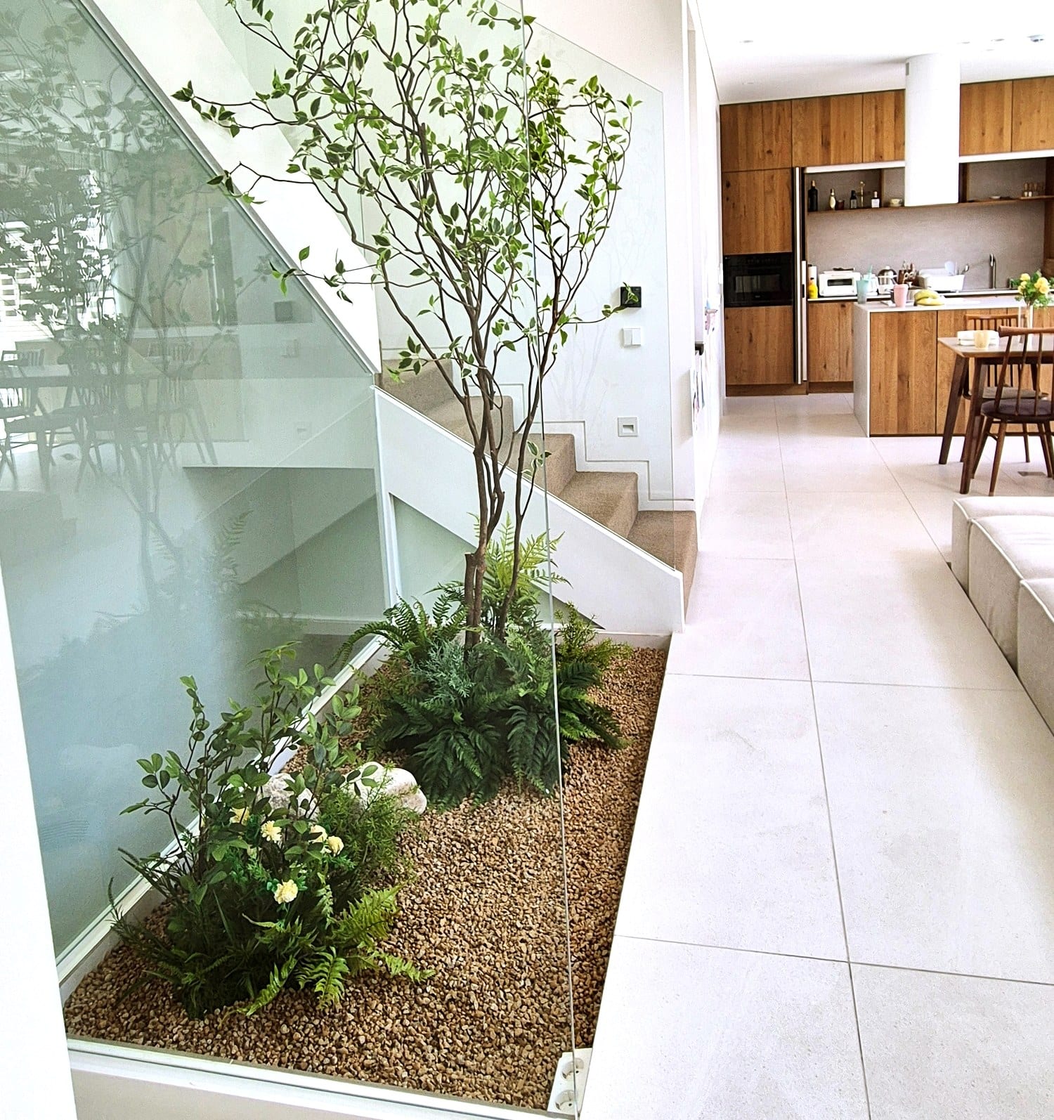 인천 청라 단독주택 — 거실·주방 동선에서 본 흙 없는 실내 정원
