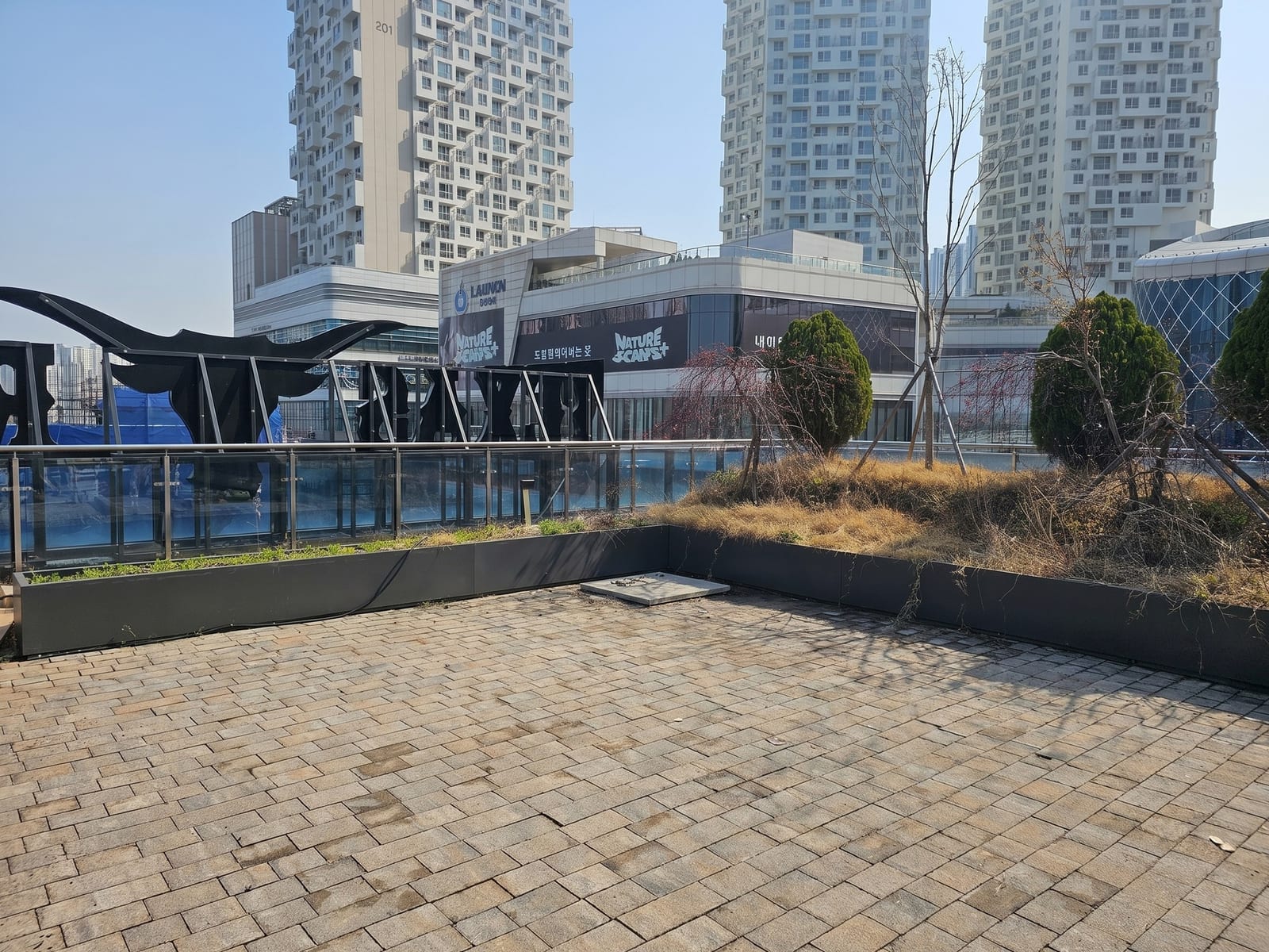 화성 동탄 텍사스랜치 — 시공 전, 마른 풀만 있어 눈길을 끌지 못하던 야외 테라스