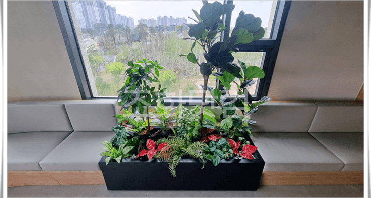 오산 롯데인재개발원 — 창가 벤치와 플랜트박스로 휴게 자리에 녹색을 더한 모습