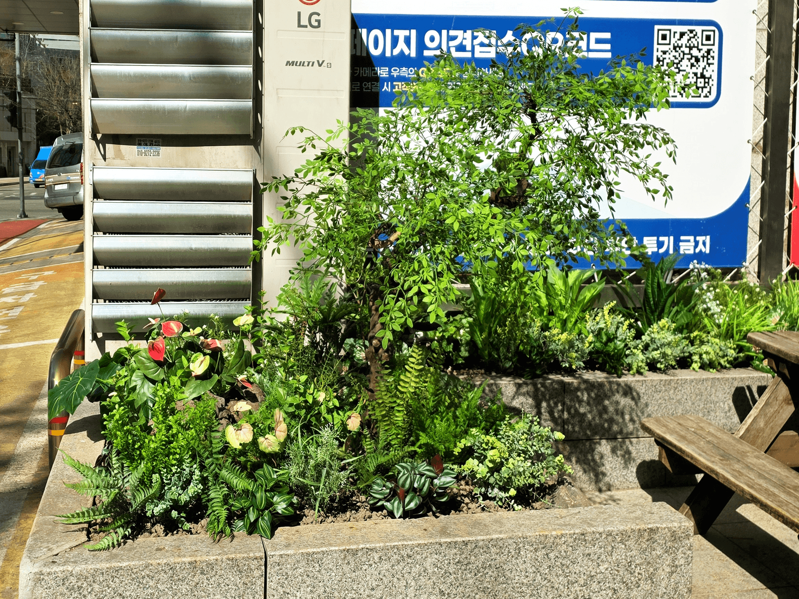 인천 온누리병원 — 벤치 옆 인조식물 화단