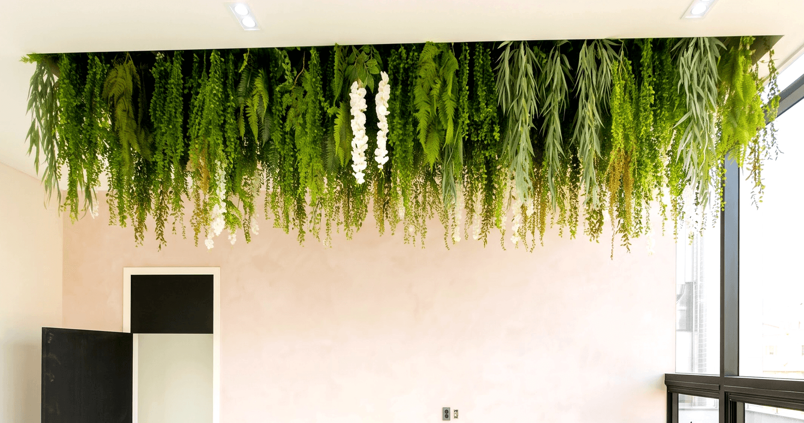 부천 페이퍼먼츠 쇼핑몰 본사 — 벽 상단을 따라 낮게 이어진 행잉 캐노피 라인
