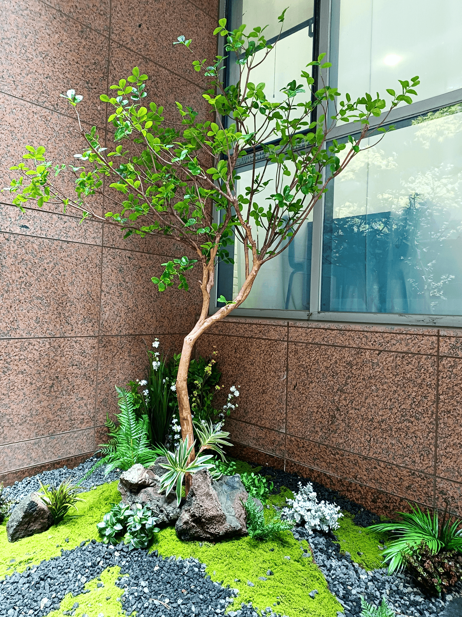 강남파라곤 오피스텔 — 코너에 세운 나무와 화산석의 포인트 정원
