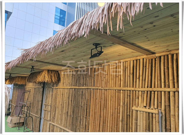 부평 의류브랜드 퍼센트 팜지붕과 대나무 울타리