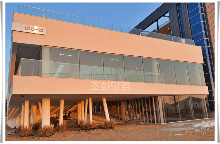 인천 영종도 카페 미음 — 현대적인 카페 건물 외관