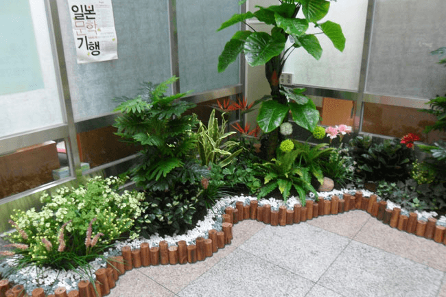 서울 무학중학교 — 흰 자갈과 통나무형 경계석으로 마감한 화단 디테일