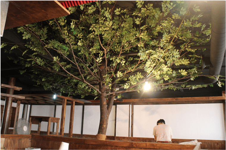 성남 꼬치구이 오토코 — 2층 홀에 자리 잡은 느티나무