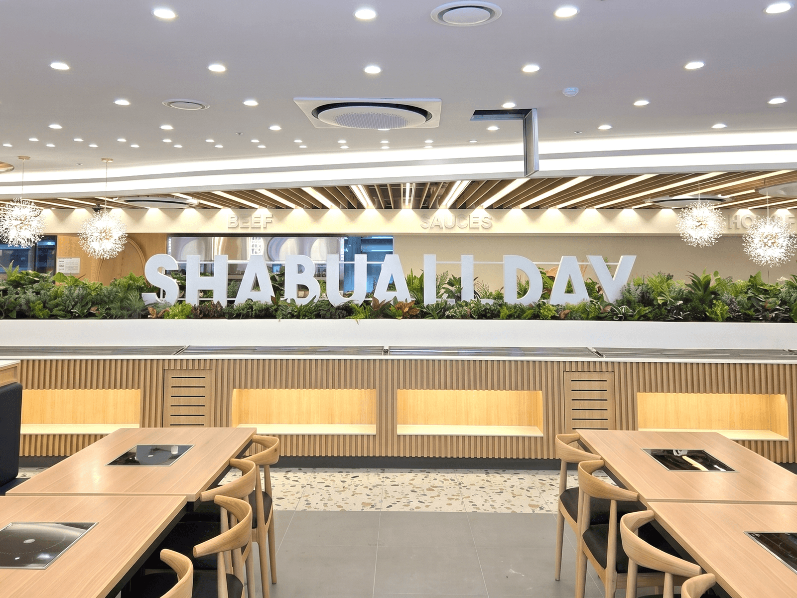 안산 샤브올데이 고잔점 — SHABU ALL DAY 흰 입체 레터링 뒤에 깔린 벽면녹화 밴드