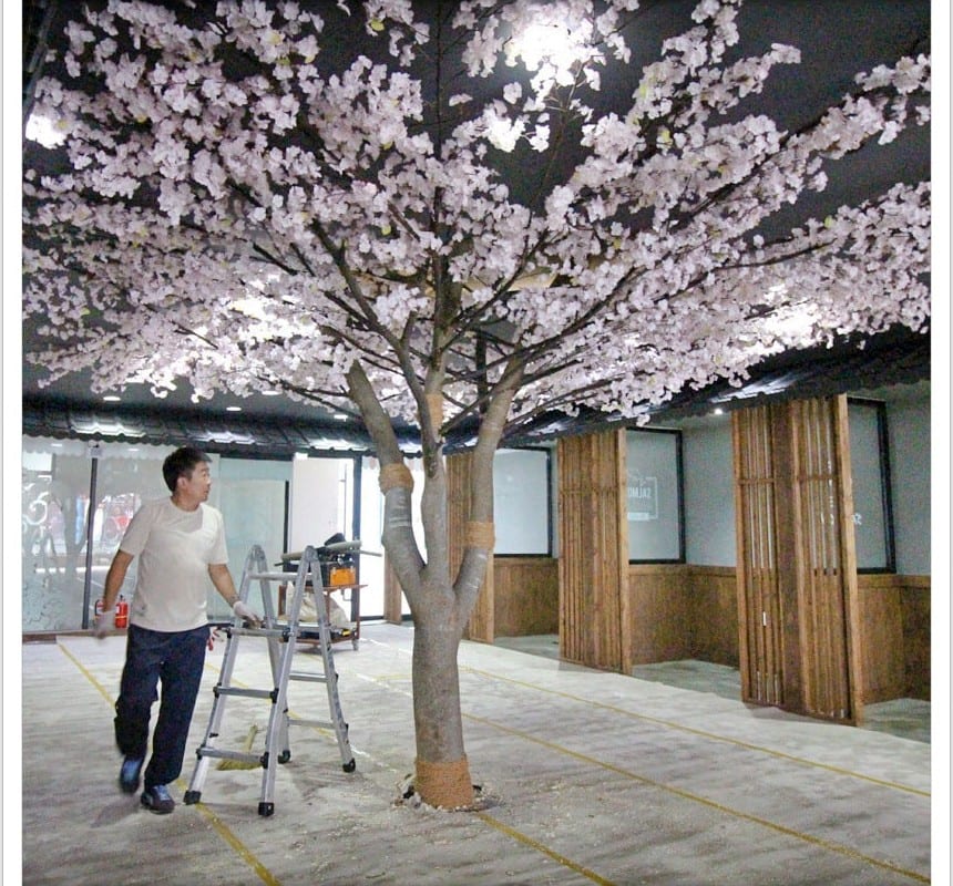 전주 셔먼마켓 — 대형 나무의 규모가 보이는 설치 장면