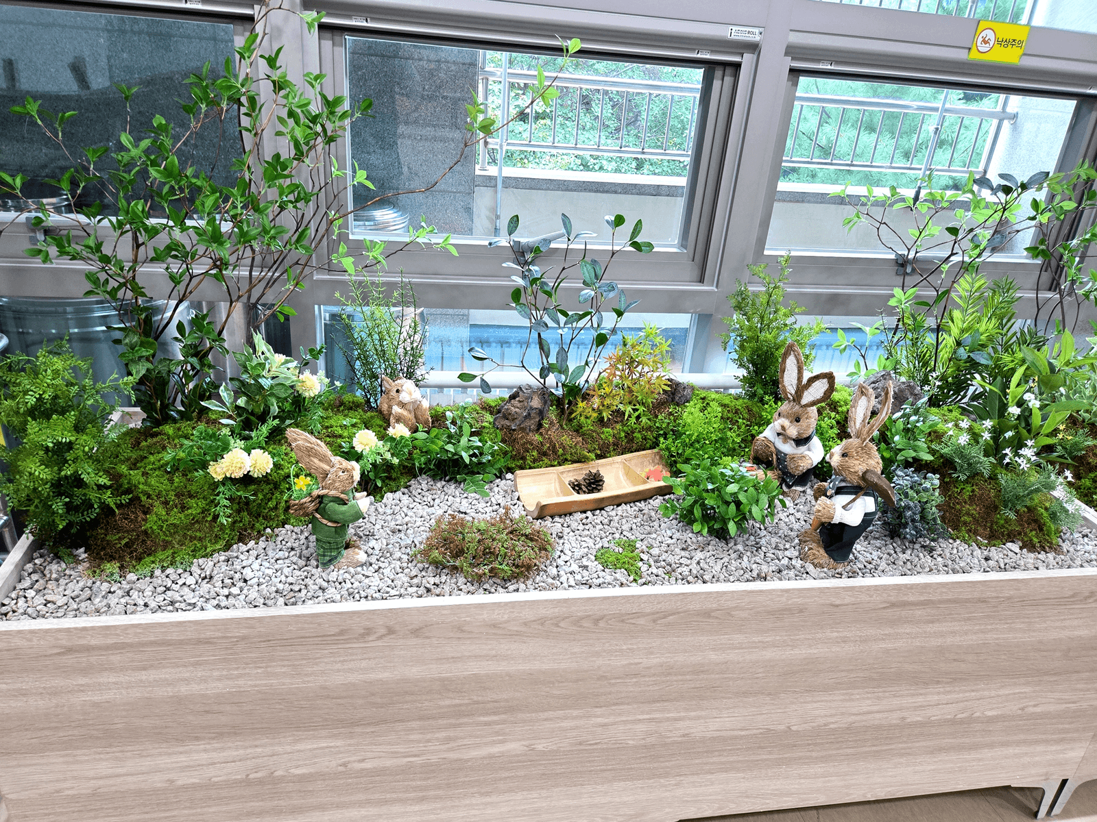 시흥요양병원 — 미니어처 정원 속 토끼 가족 소품