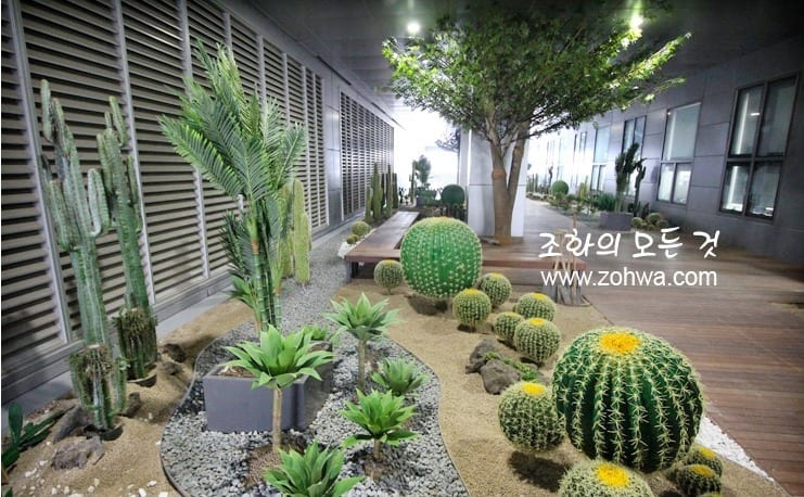 이천 SK하이닉스 수펙스센터 5층 — 복도에 조성한 인조 선인장정원
