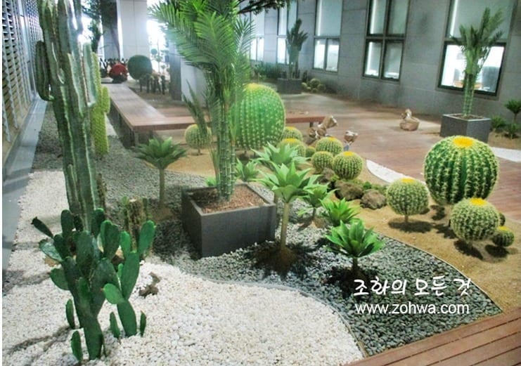이천 SK하이닉스 수펙스센터 5층 — 이국적인 식물을 모은 조경