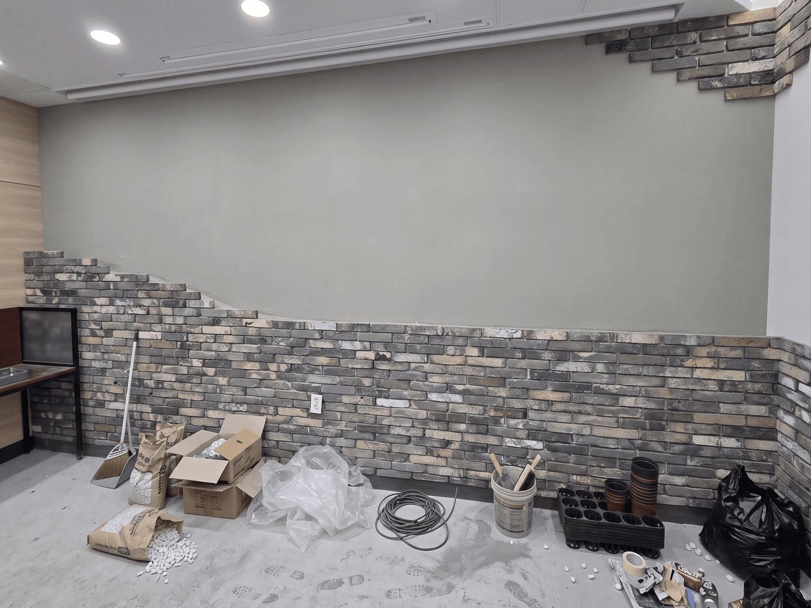 포천 시립소흘도서관 시공 전 빈 벽과 파벽돌 가벽