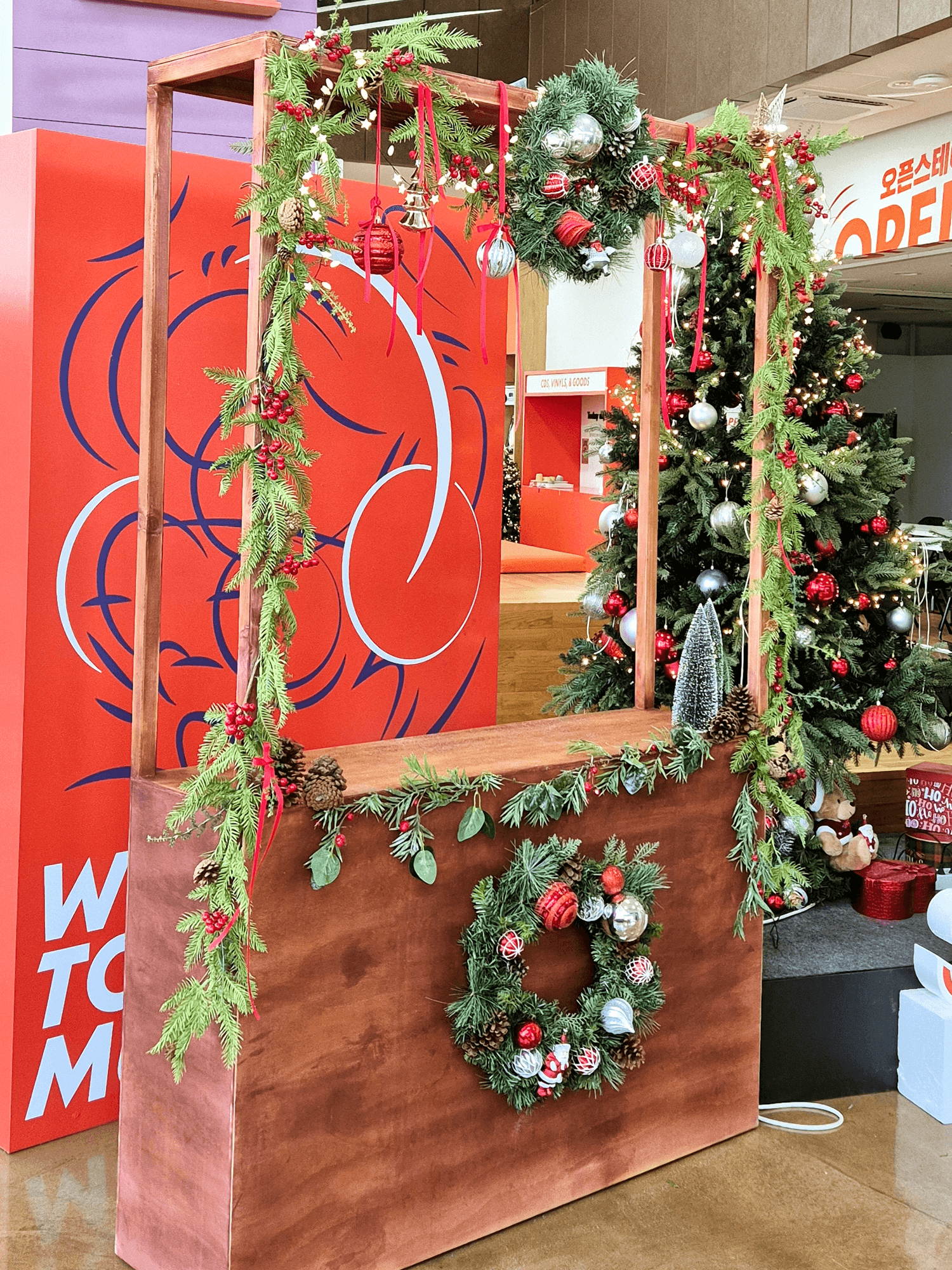 서울시립청소년음악센터 — 프레임 장식도 손 닿는 높이는 부드러운 가랜드 위주