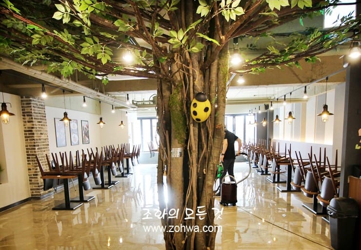 시흥 스테이크레이브 정왕점 — 나무 아래 좌석
