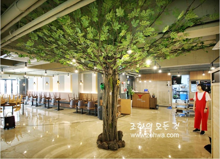 시흥 스테이크레이브 정왕점 — 홀 중심의 큰 인조나무