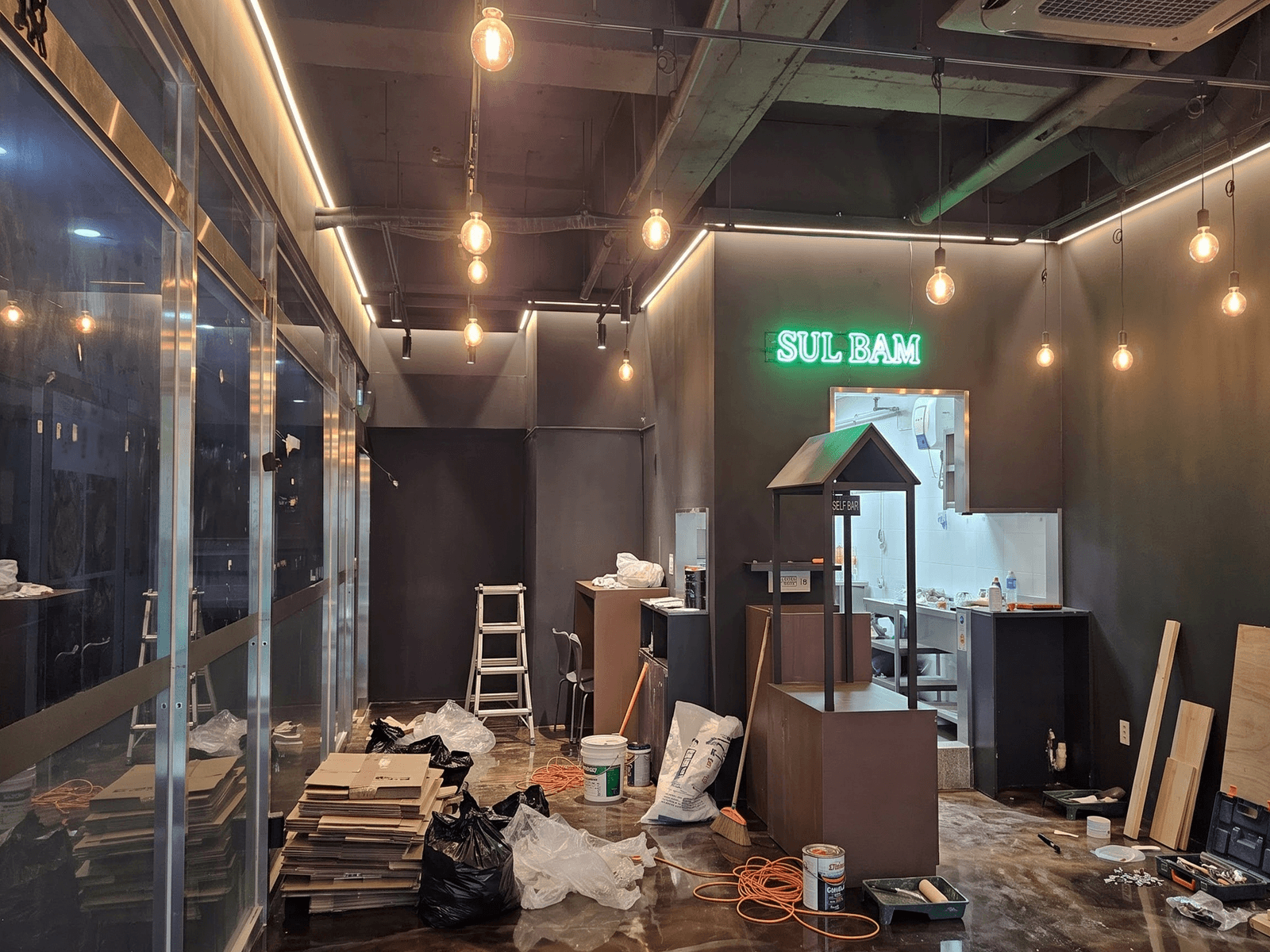 서울 발산역 술밤 발산역점 — 시공 전 노출 천장이 그대로 보이던 홀