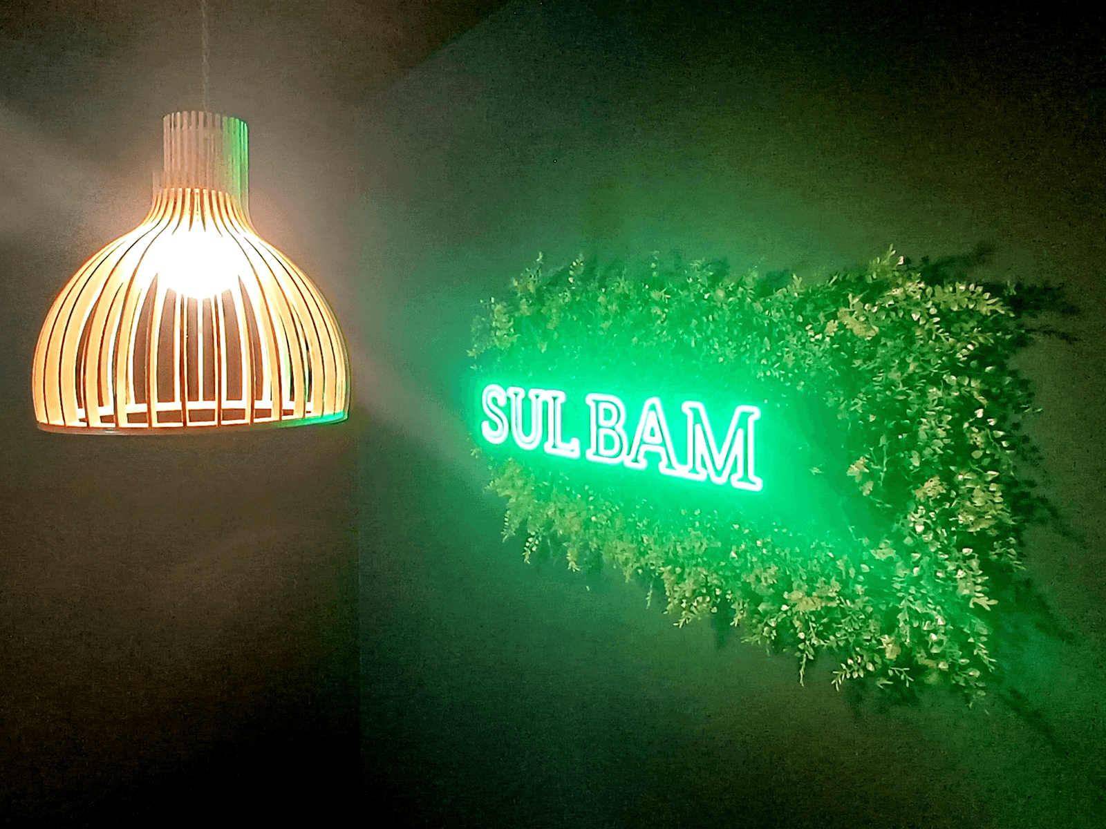 용인 신동백 술밤 네온사인과 잎 디테일