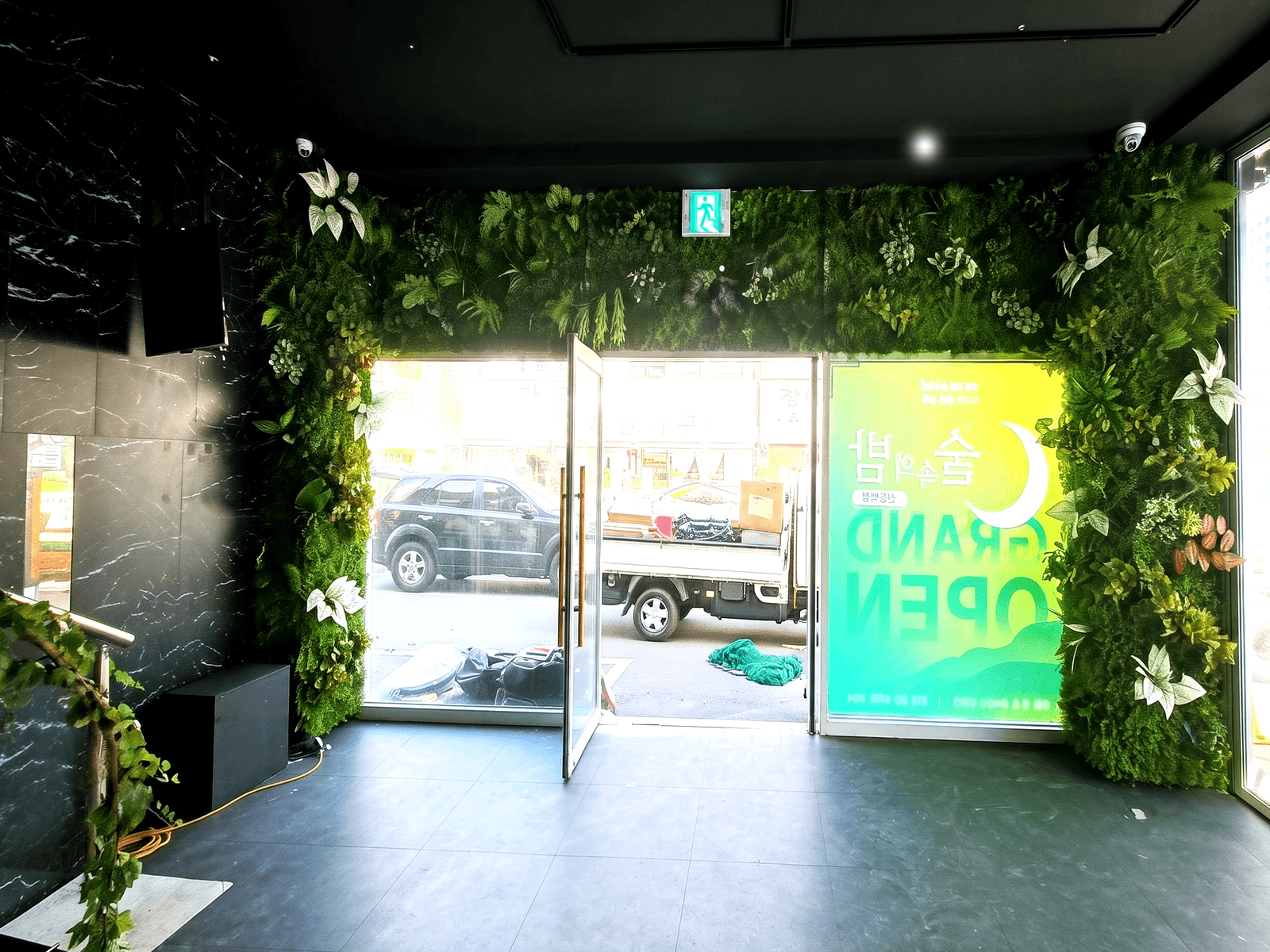 용인 신동백 술밤 출입구 벽면녹화와 넝쿨 디테일