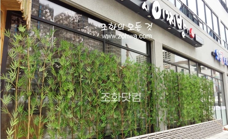 충북 진천 스시이찌방 — 외벽을 따라 두른 인조 대나무 라인