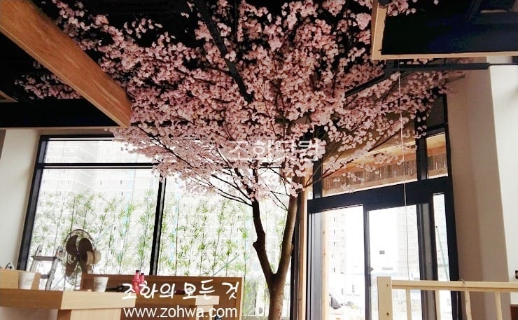 충북 진천 스시이찌방 — 매장 안에 세운 인조 벚꽃나무