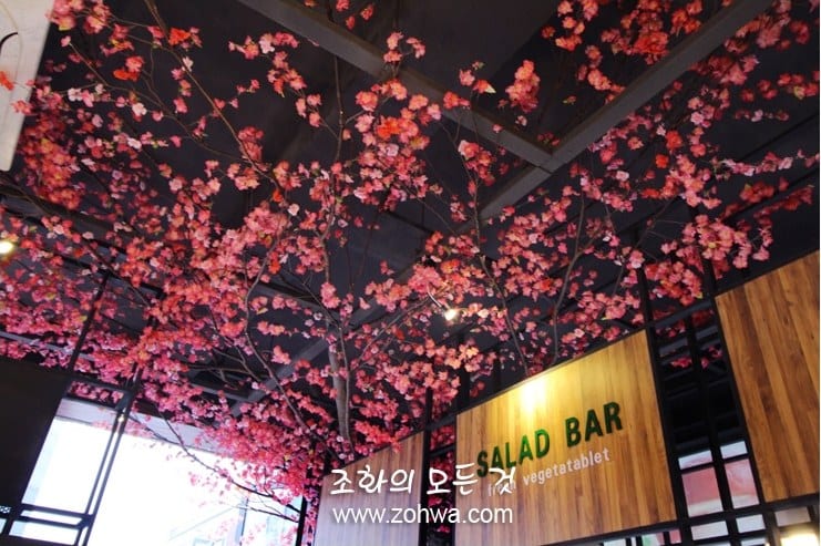 당진 스시라인 초밥뷔페 — 올려다본 매화 캐노피