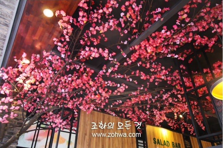 당진 스시라인 초밥뷔페 — 붉은 홍매화 디테일