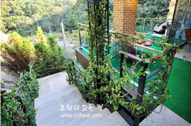 창원 스위트로드 카페 — 넝쿨이 오른 계단과 테라스