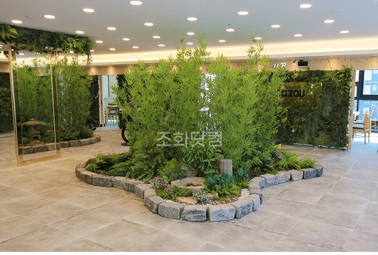 나주 조우참치 — 자연석 화단 위로 단정하게 뻗은 인조 대나무